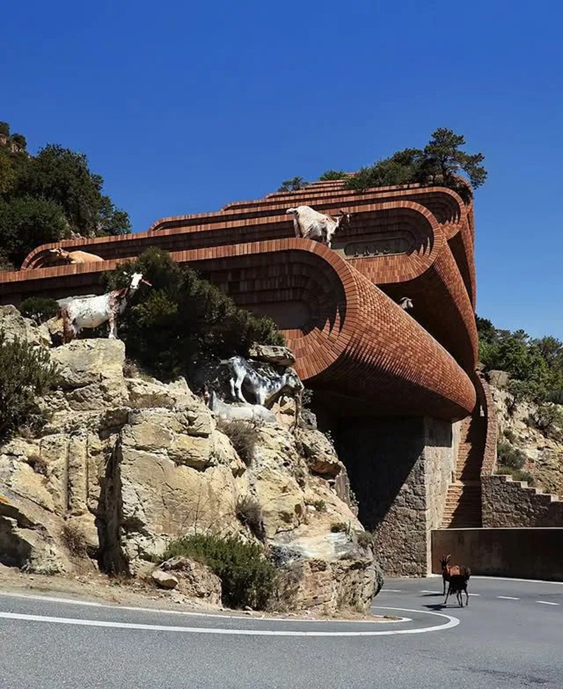 梭于山間：懸崖邊的 “層疊建筑”